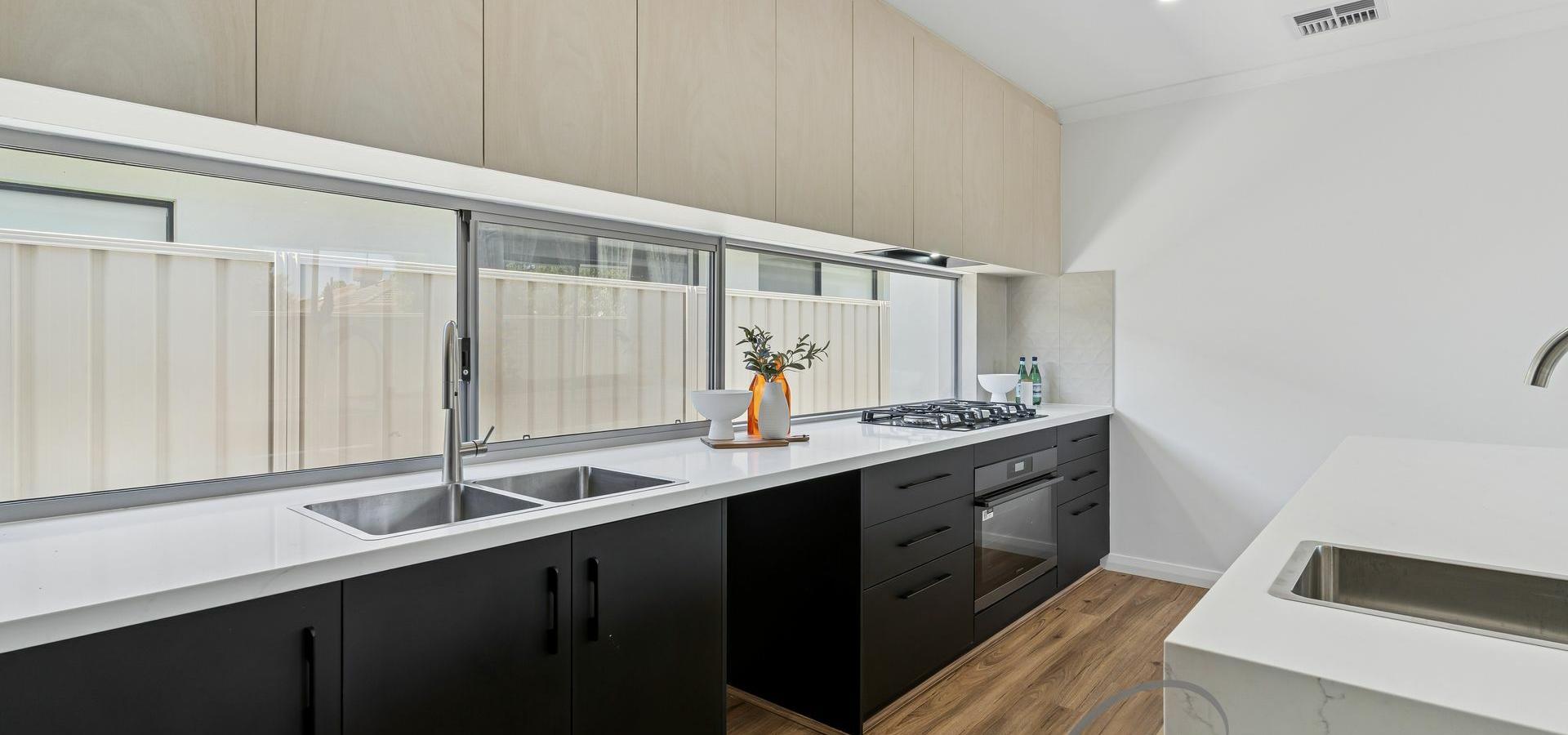 MODERN BRAND NEW HIGH SPEC HOME!