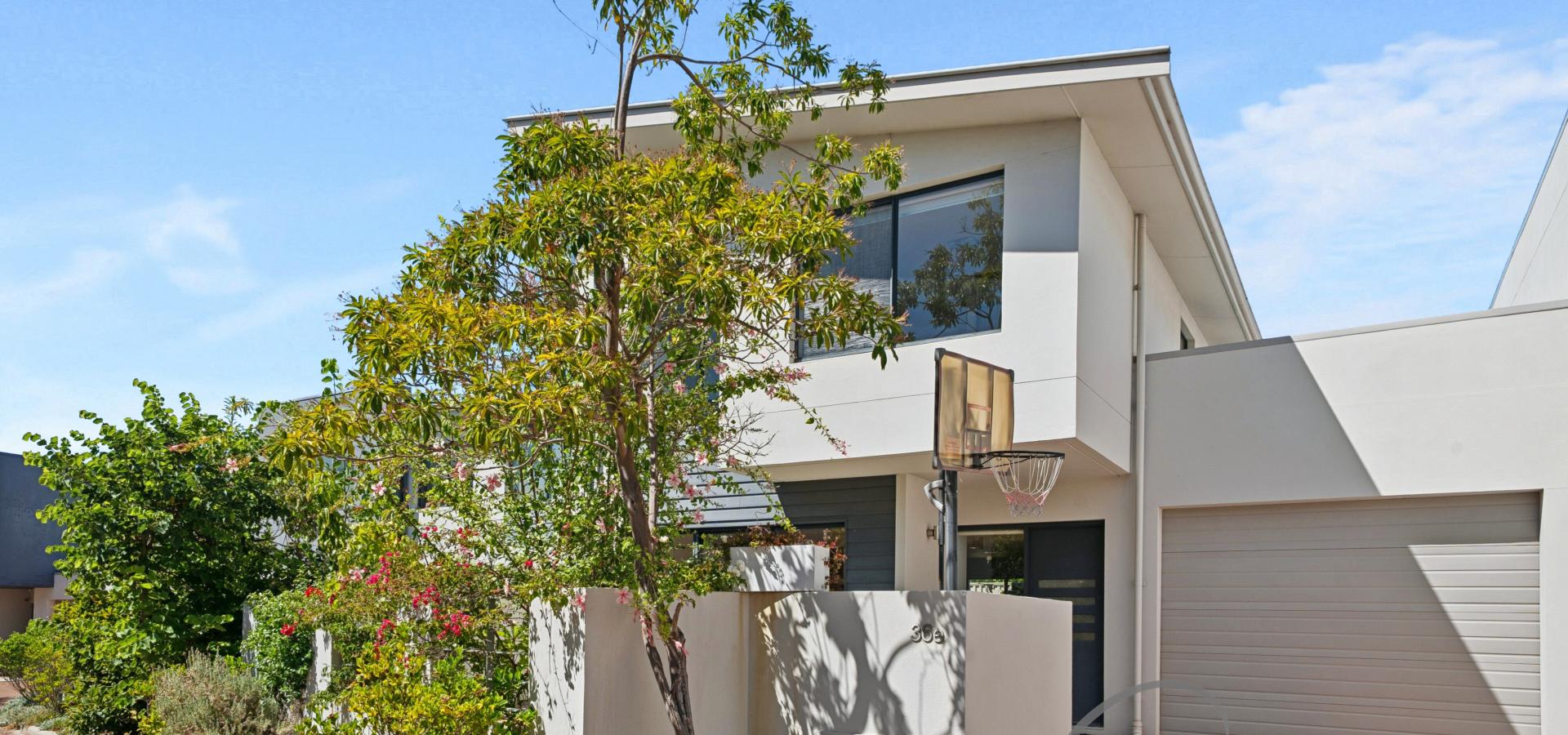 EASY CARE TOWNHOUSE IN RHSZ!