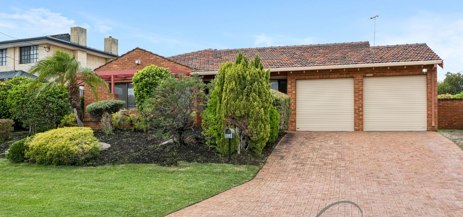 WELL PRESENTED ELEVATED HOME CLOSE TO SCHOOL!