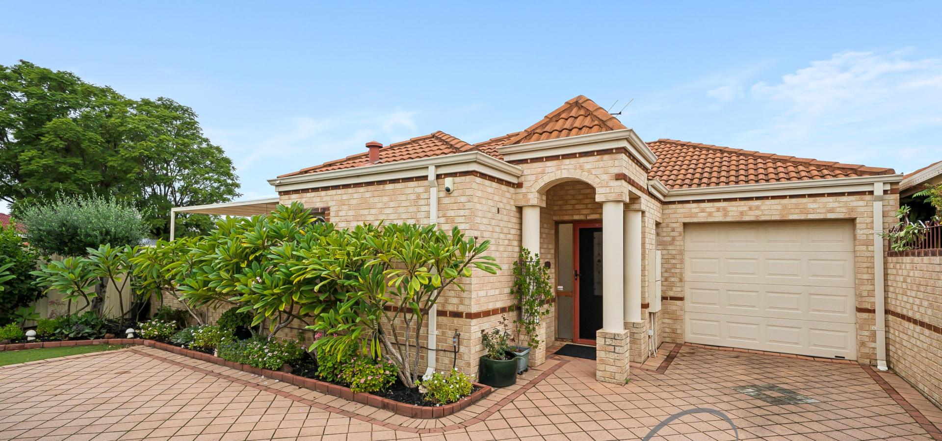 BEAUTIFULLY PRESENTED OVER 55’s VILLA!