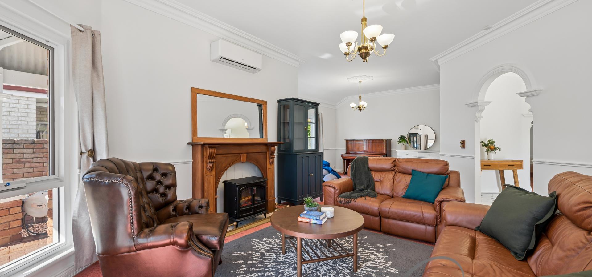 MUST BE SOLD! EXCEPTIONAL FAMILY LIVING IN A PRESTIGIOUS RHSZ LOCALE