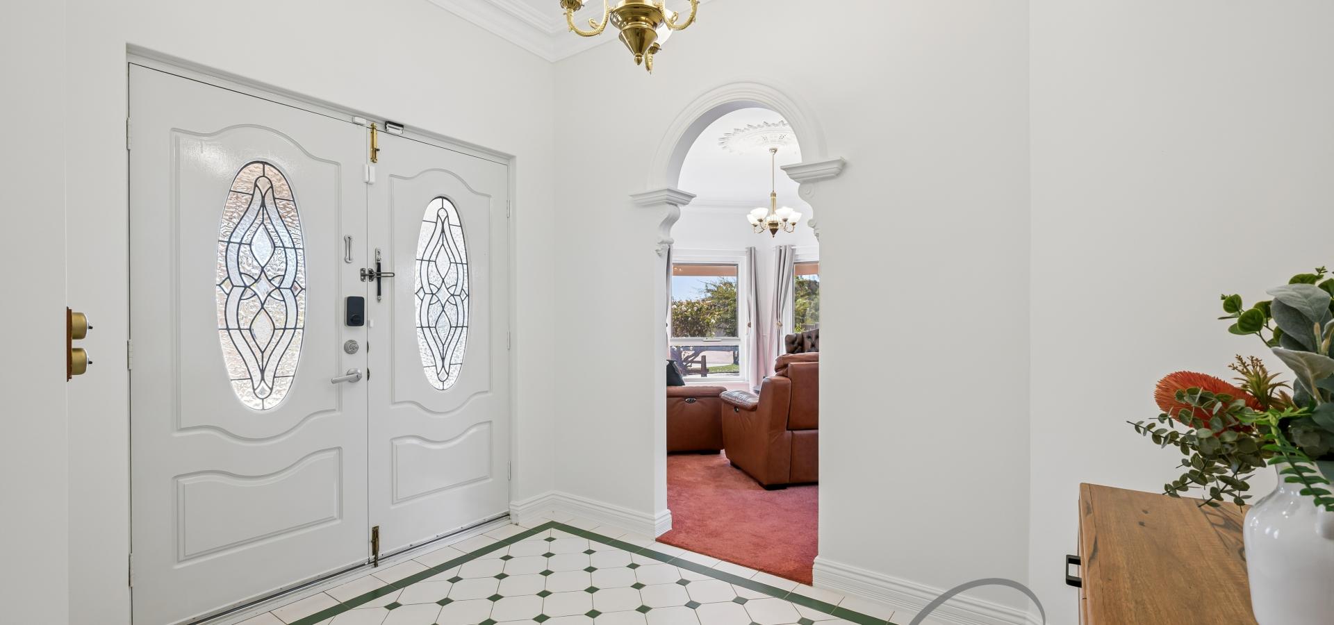 EXCEPTIONAL FAMILY LIVING IN A PRESTIGIOUS RHSZ LOCALE