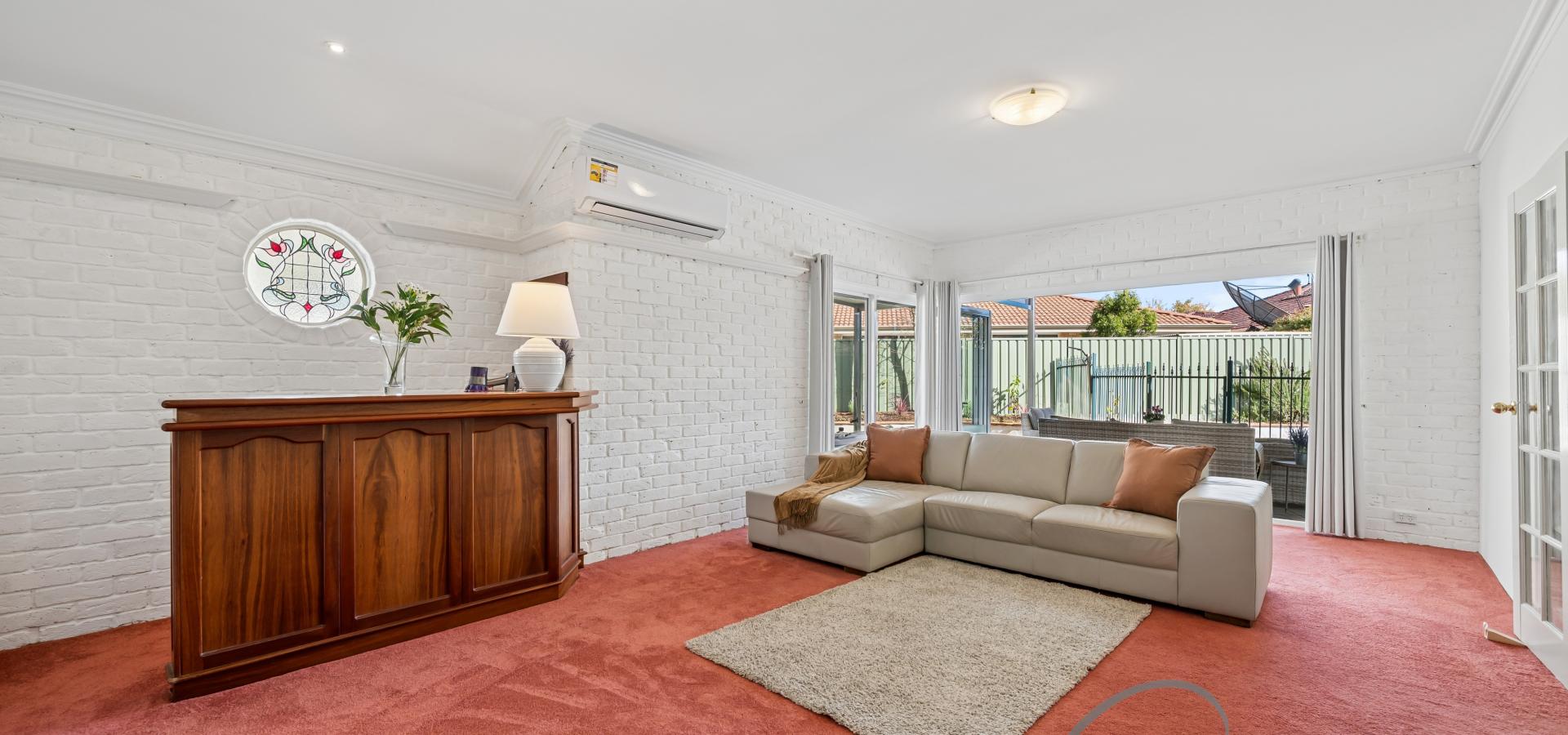 MUST BE SOLD! EXCEPTIONAL FAMILY LIVING IN A PRESTIGIOUS RHSZ LOCALE