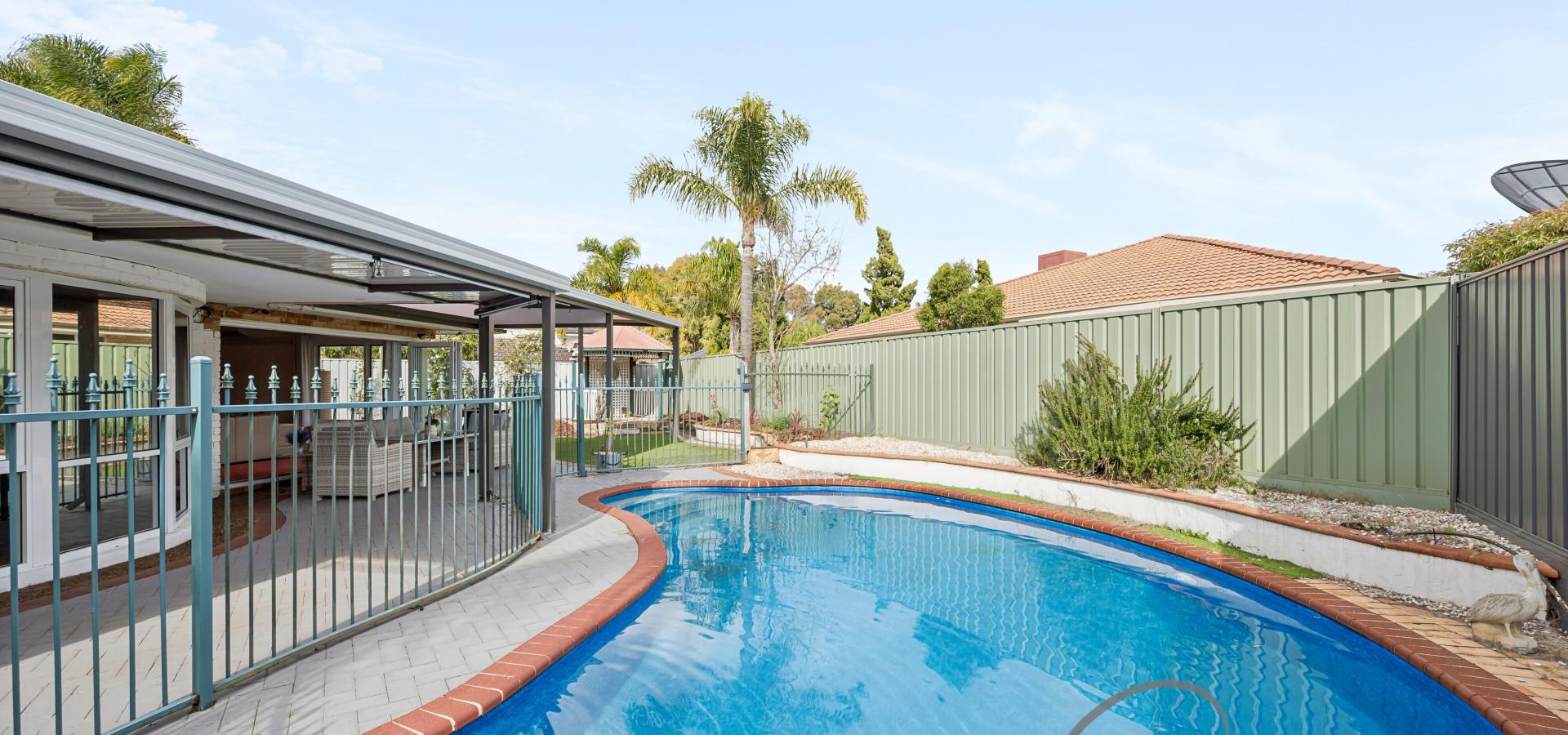 MUST BE SOLD! EXCEPTIONAL FAMILY LIVING IN A PRESTIGIOUS RHSZ LOCALE