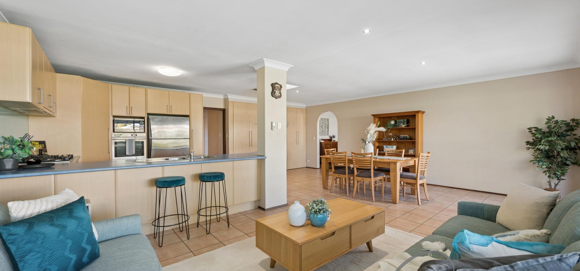 NEW PRICE! FABULOUS FAMILY HOME IN PRIME OBERTHUR PRIMARY ZONE LOCATION