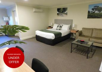 COUNTRY LIVING , CITY CLASS, FAR FROM THE RAT RACE, YOU’LL LOVE IT! - 2814ML