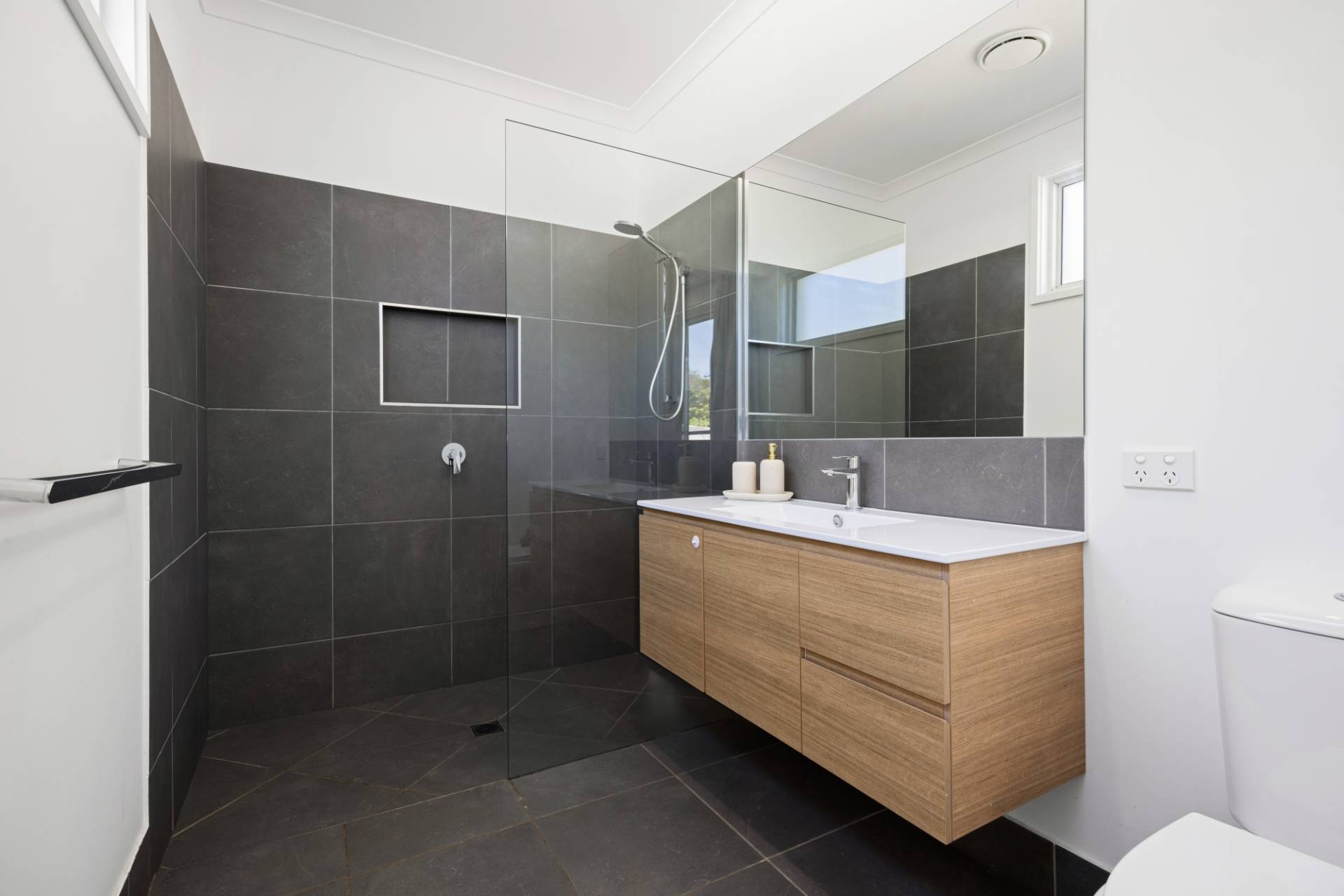 11 College Court, Little Mountain - Thumbnail 7