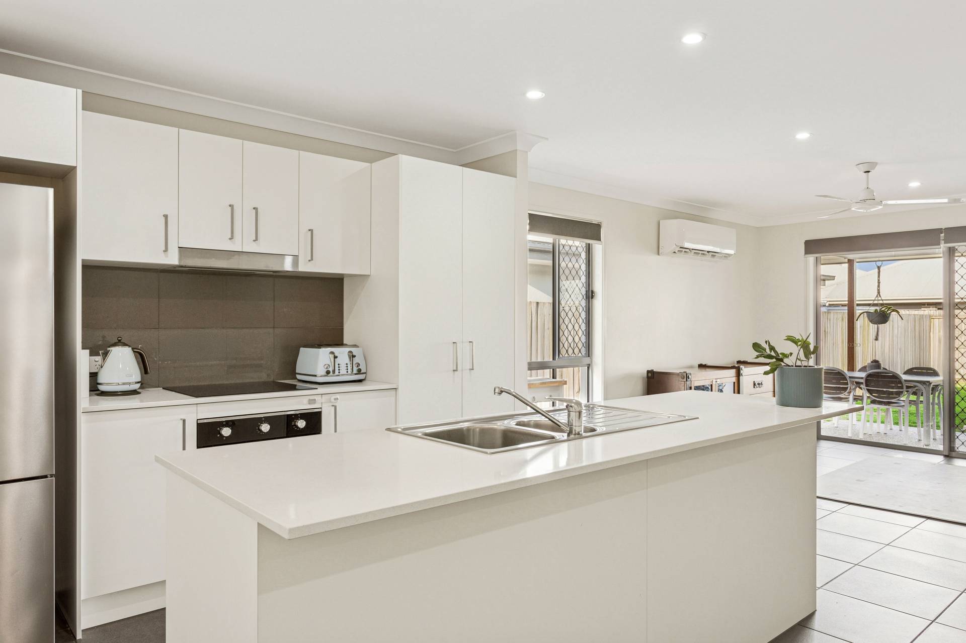 69 Adelaide Circuit, Baringa - Thumbnail 2