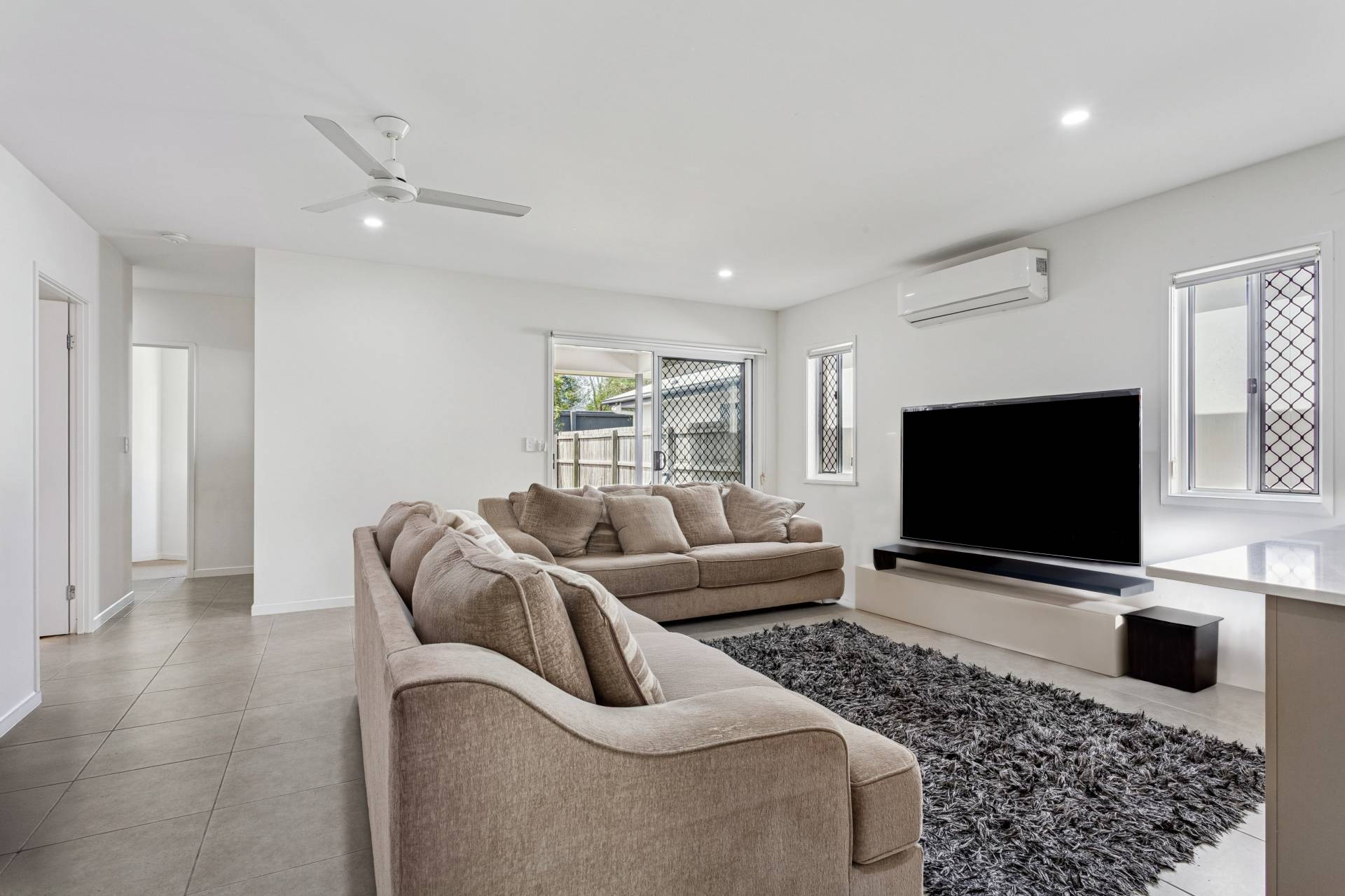 42 Wood Crescent, Baringa - Thumbnail 2