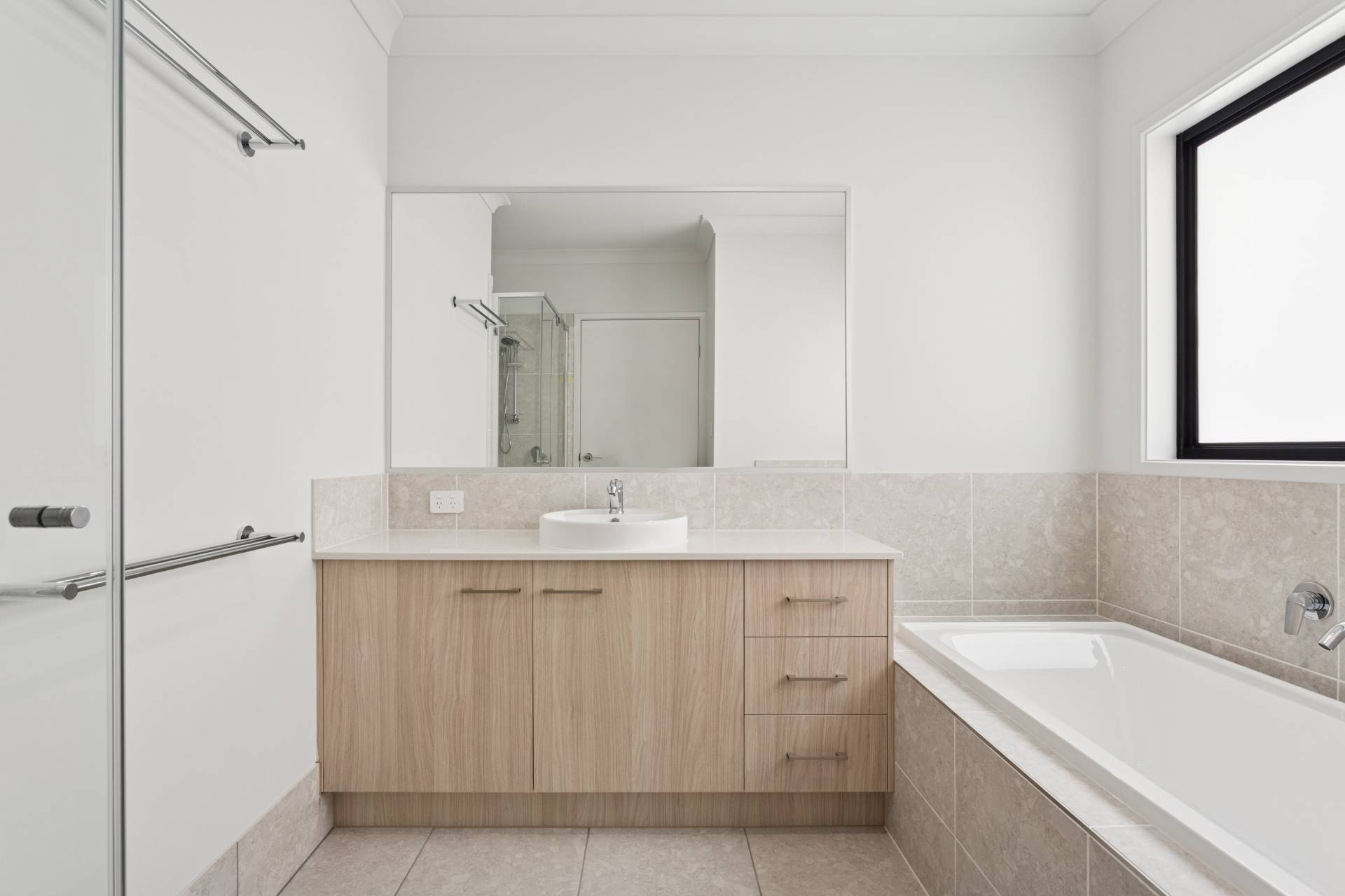 37 Hotham Crescent, Banya - Thumbnail 7