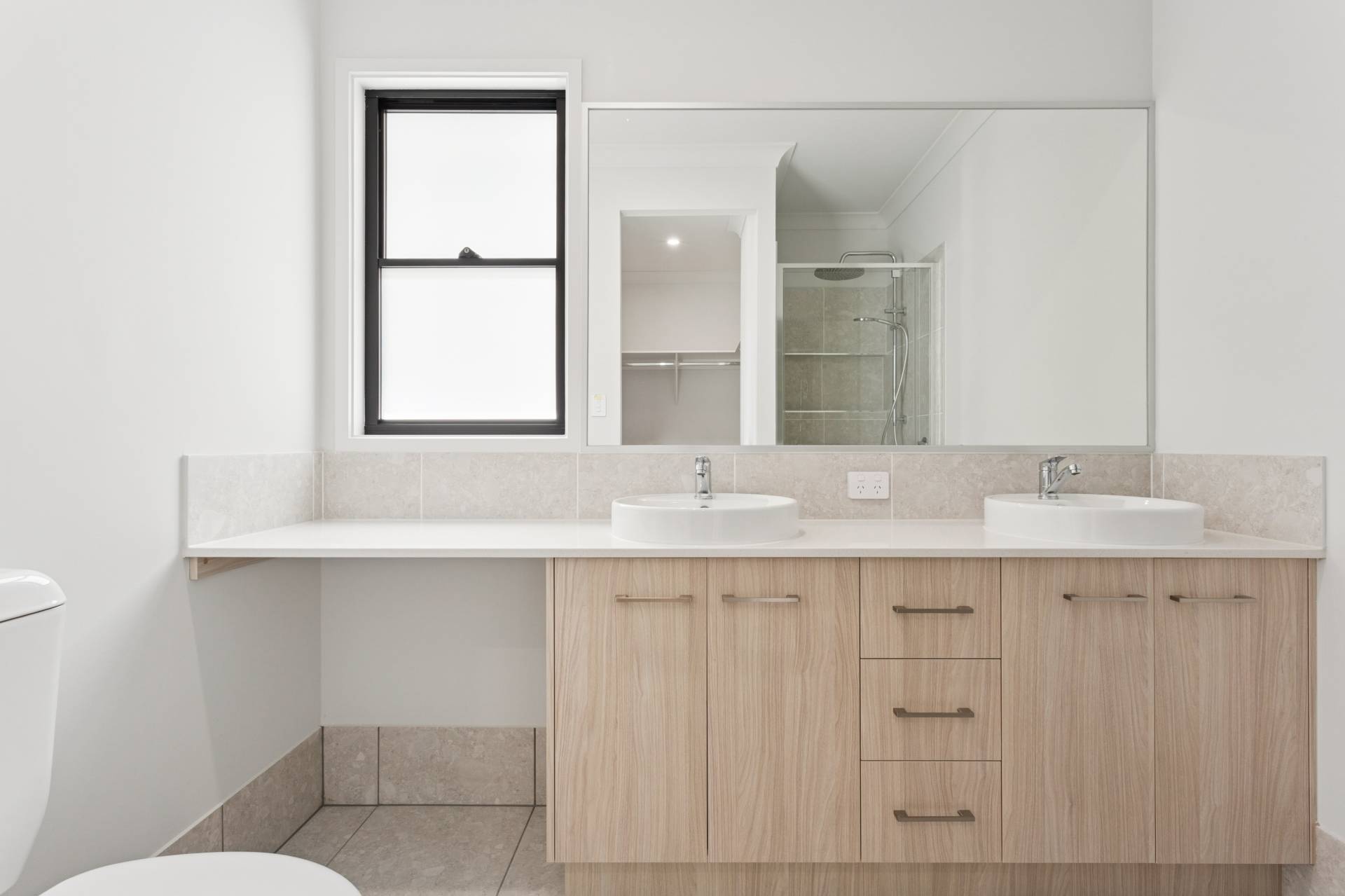 37 Hotham Crescent, Banya - Thumbnail 5
