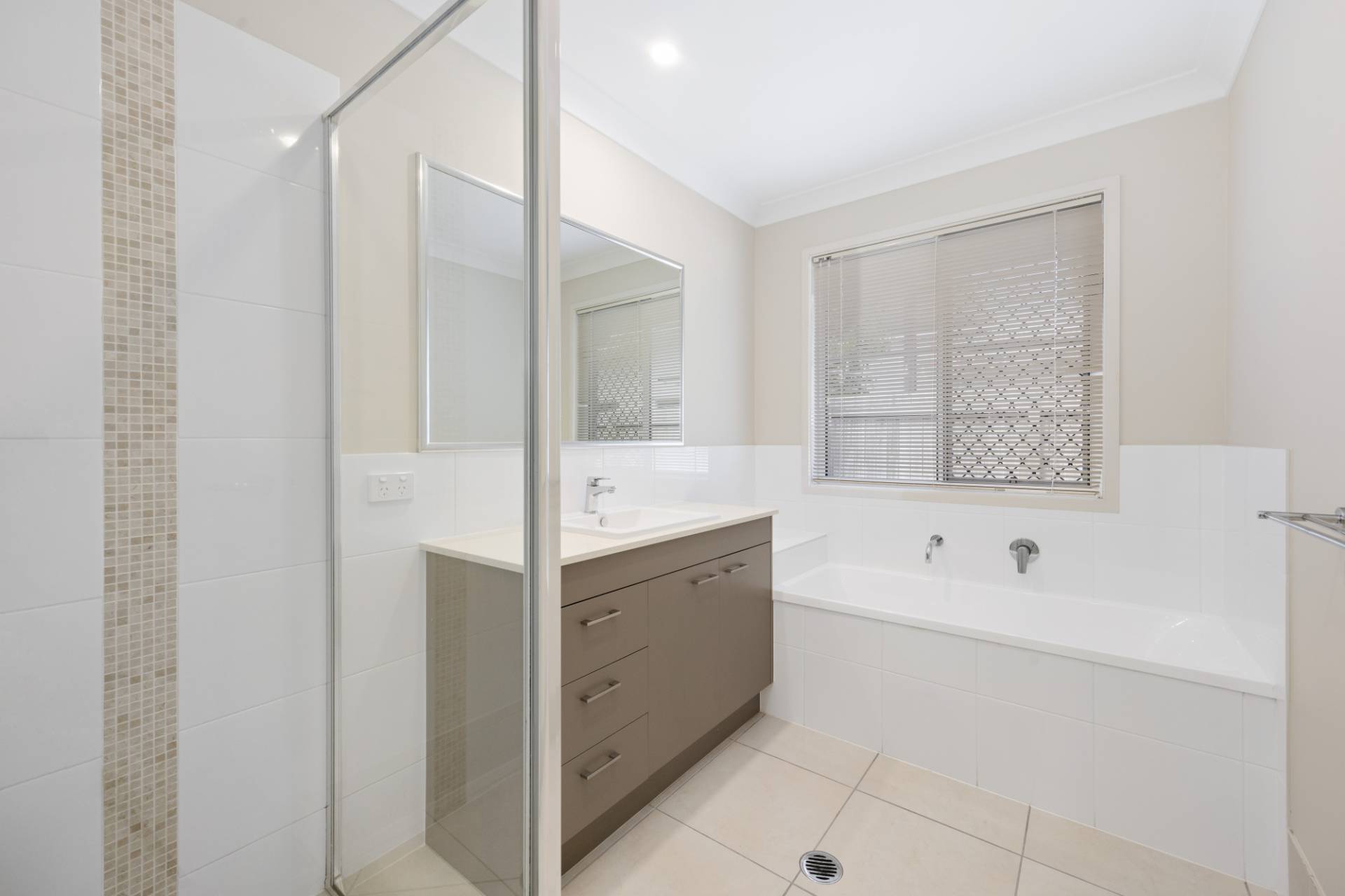 3 York Place, Mountain Creek - Thumbnail 8