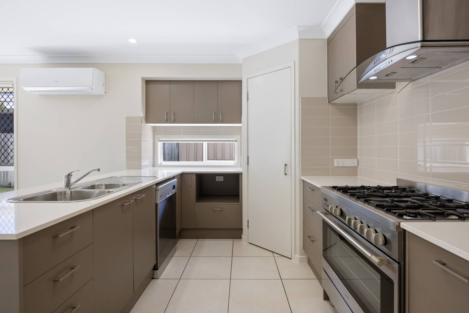 3 York Place, Mountain Creek - Thumbnail 3