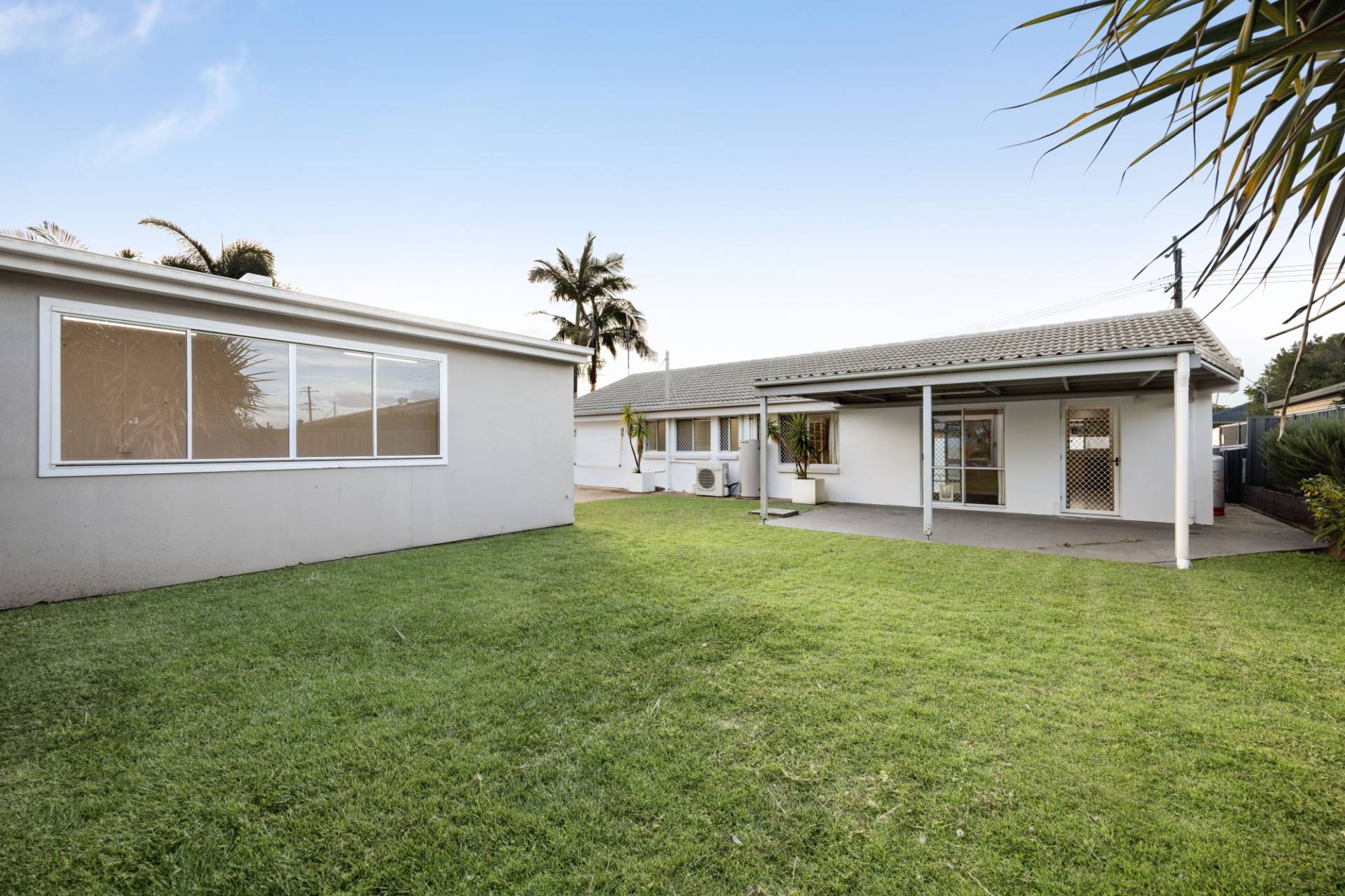 8 Slim Crescent, Golden Beach - Thumbnail 2
