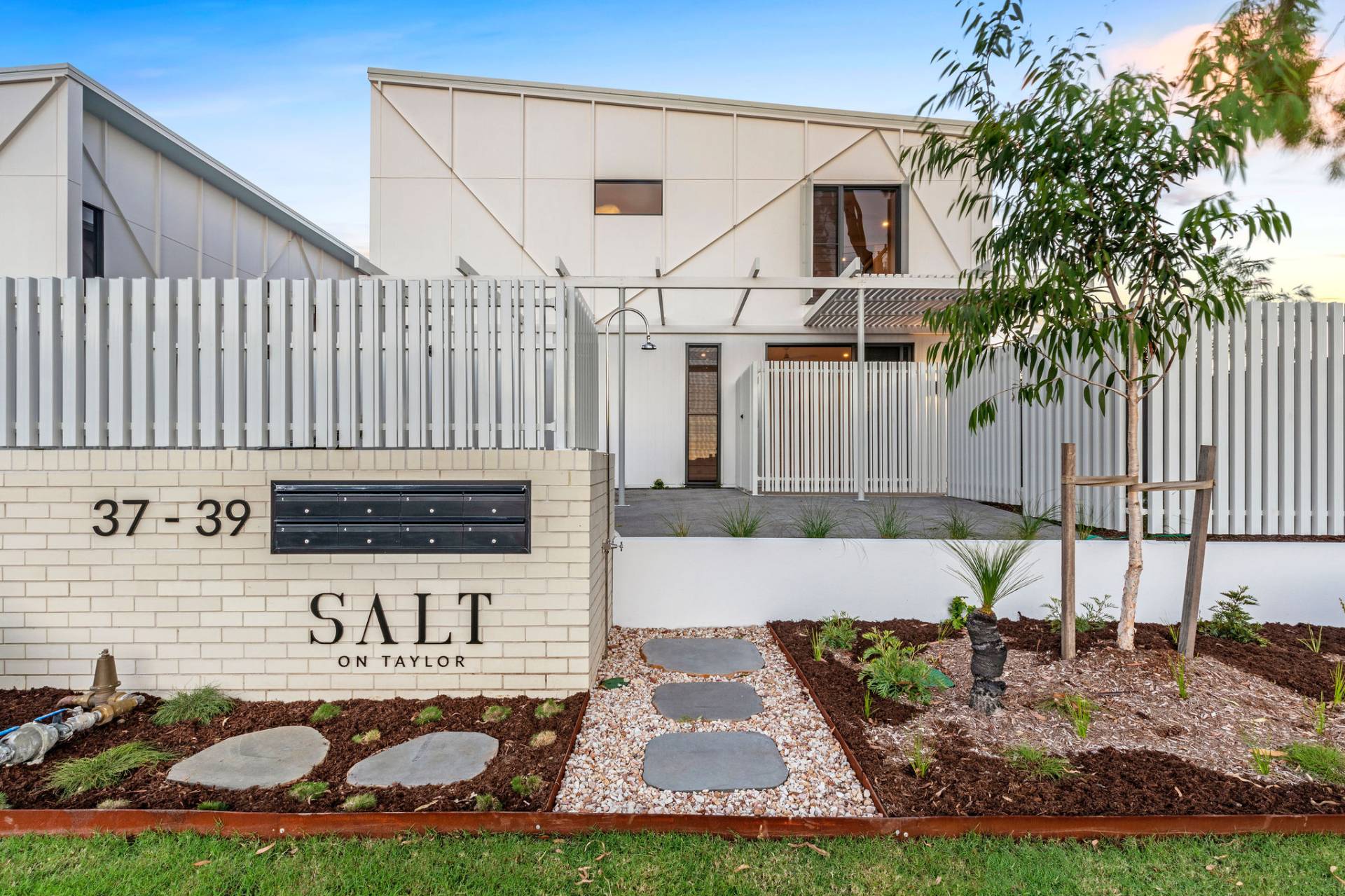 4, 37-39 Taylor Avenue, Golden Beach - Thumbnail 2