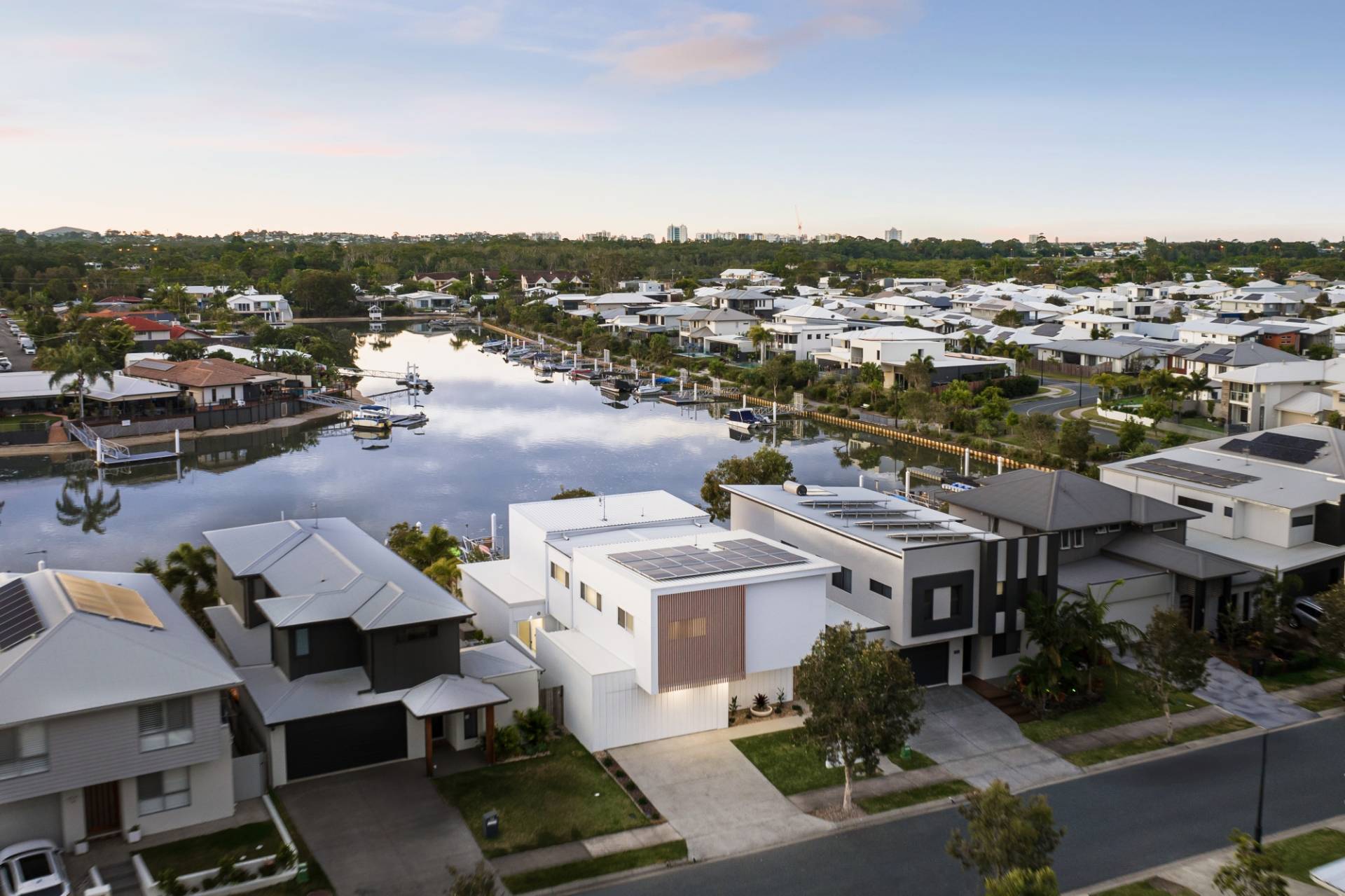 10 Riviera Place, Mountain Creek - Thumbnail 4