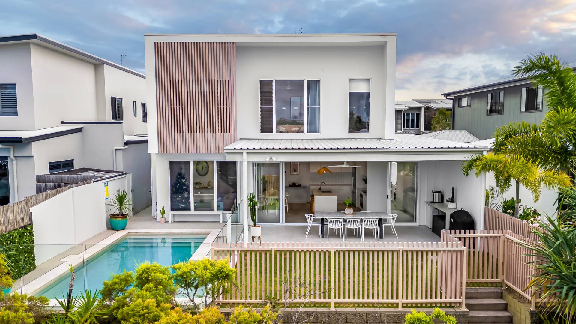 10 Riviera Place, Mountain Creek - Thumbnail 2