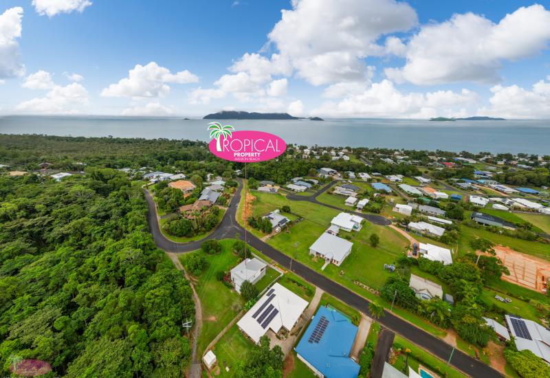 Queenslander with Island Views and Sea Breezes !