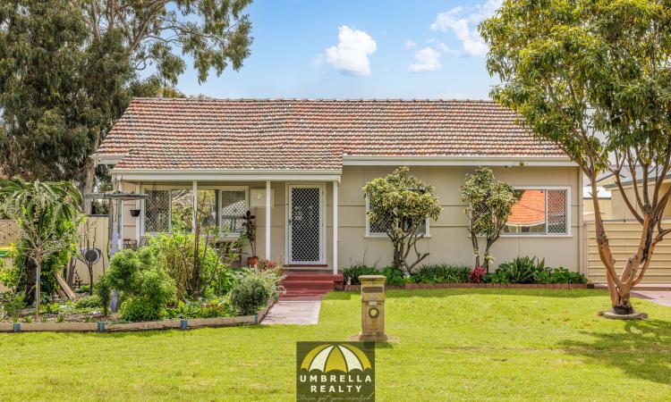 Charming Cottage Just One Block from the Beautiful Bunbury Inlet.
