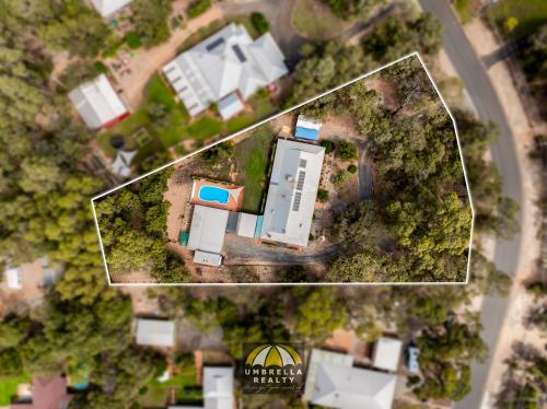Bush Block Homes Umbrella Realty - Stunning Bush Block with a Large Shed!