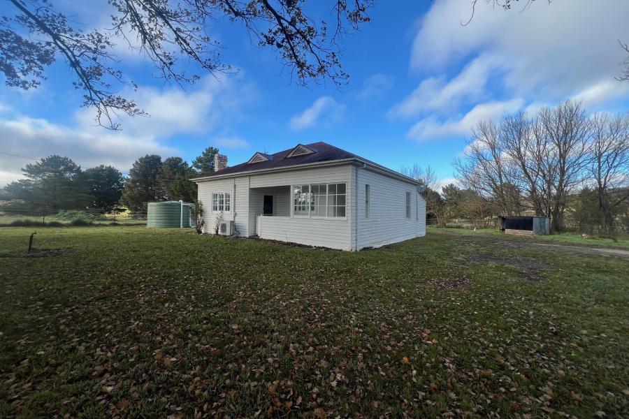 Renovated Country Cottage with large house yard