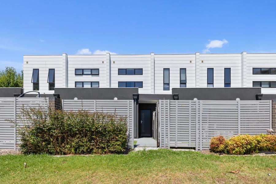 Modern townhouse perfect for first home owners / investors