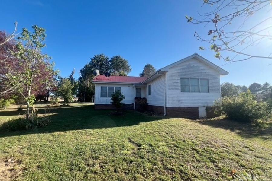 Tidy country cottage with large yard & great views