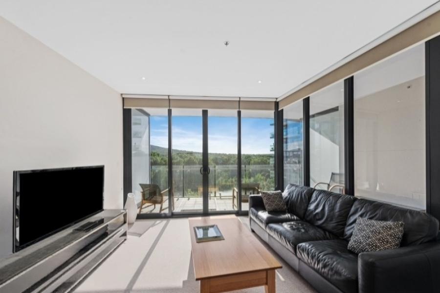 Fully Furnished 1-Bedroom Apartment with Views & Premium Amenities – Inner City Living
