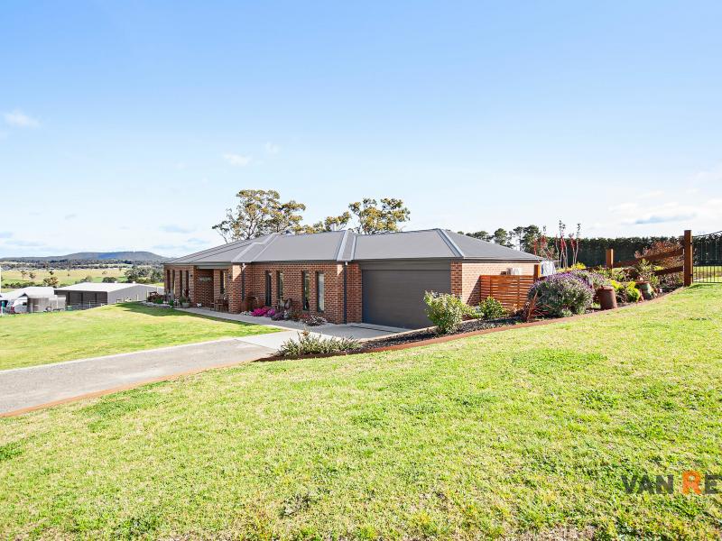 Mountain Views on the edge of Bairnsdale Township