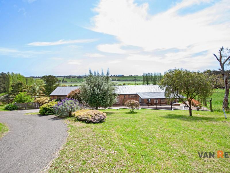 Superb 3 Acre Property with Stunning Views, Dual living and  Modern Comforts