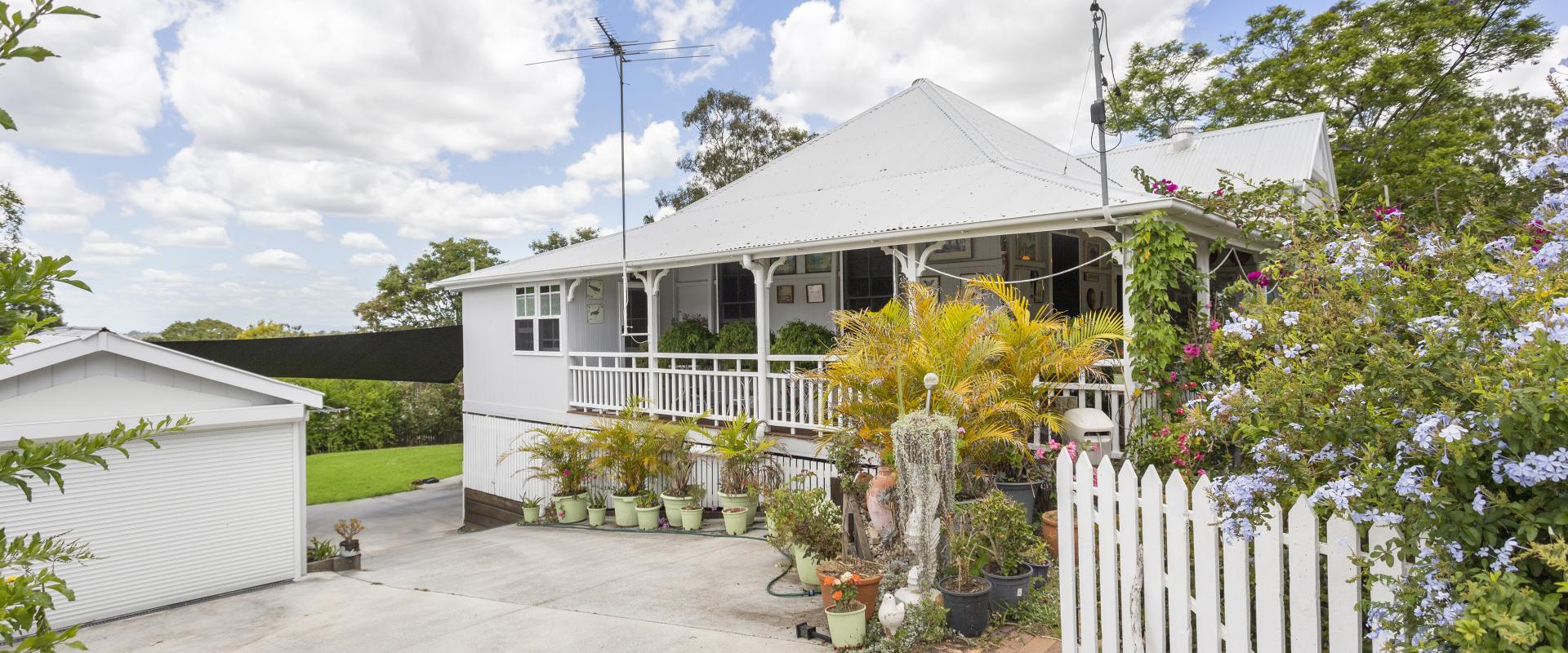 Walkers Real Estate GUNDAROO QUAINT QUEENSLANDER PERFECT POSITION