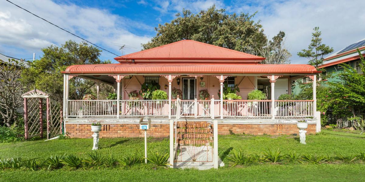 “Charming Colonial on 1,012m² – Endless Potential in Prime Location!”