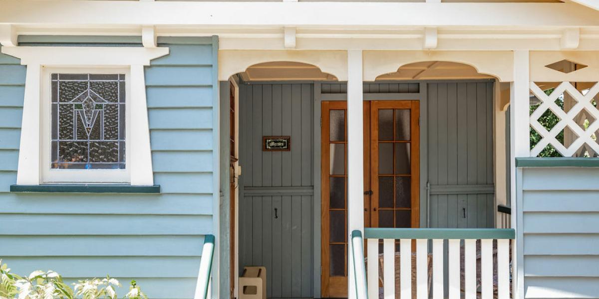STUNNING CHARACTER BUNGALOW IN PRIME HOSPITAL PRECINCT - OFF STREET PARKING INSIDE THE GATE