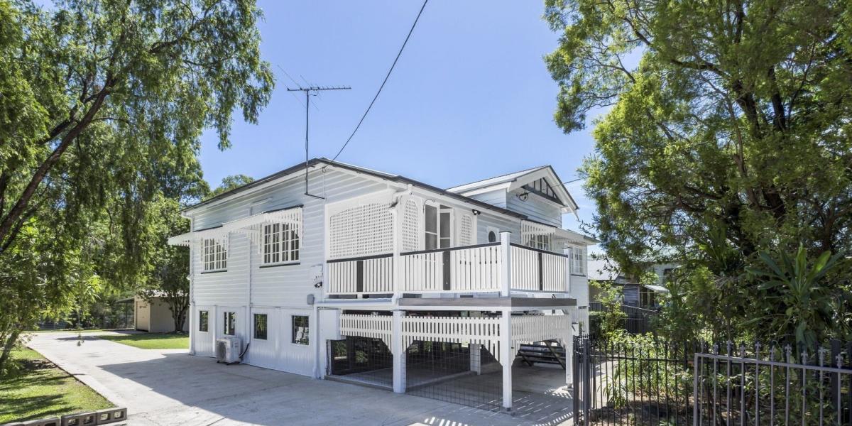 Charming Queenslander on 4,067m² Absolute Riverfront – A Unique Off-Grid Lifestyle Minutes from the CBD
