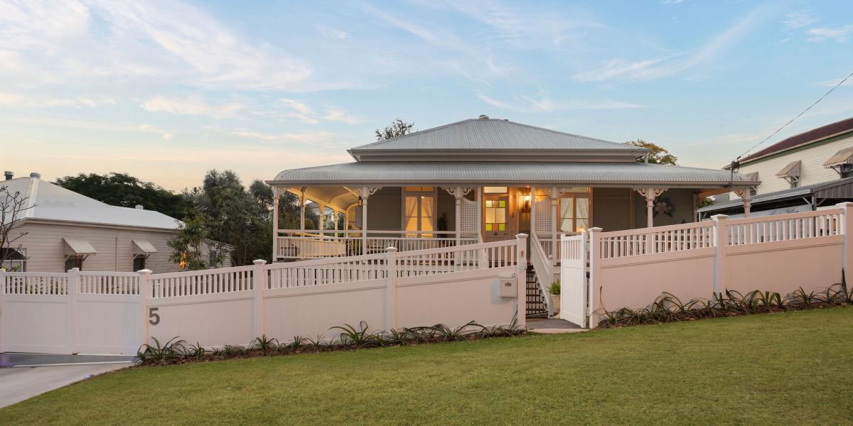 Timeless Queensland Charm, Beautifully Restored - Prime Location Near Ipswich Girls' Grammar