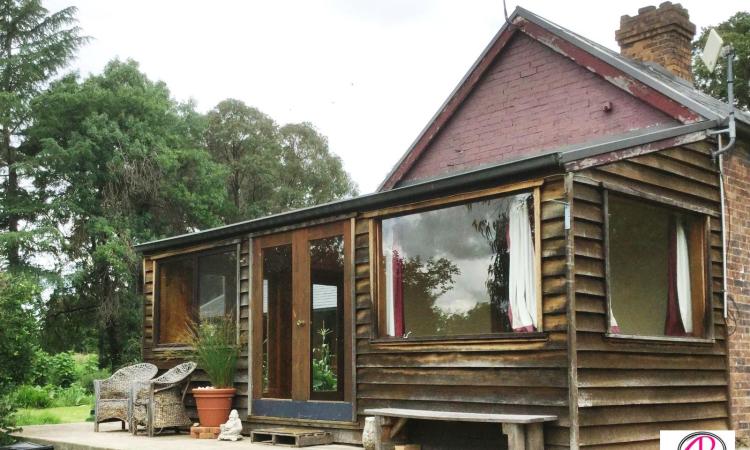 EDGE OF TOWN COTTAGE