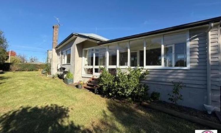 Freshly renovated 3 Bedroom House on South Hill - Furnished