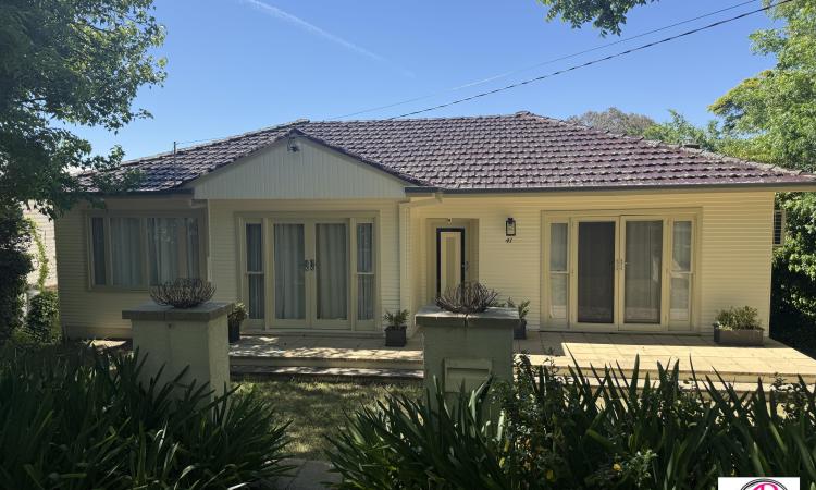 Headline: Luxurious 4-Bedroom Rental House in Armidale - Modern Living at Its Finest