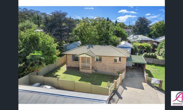 Warm and Cozy 3 Bedroom Brick House - Short walk to town