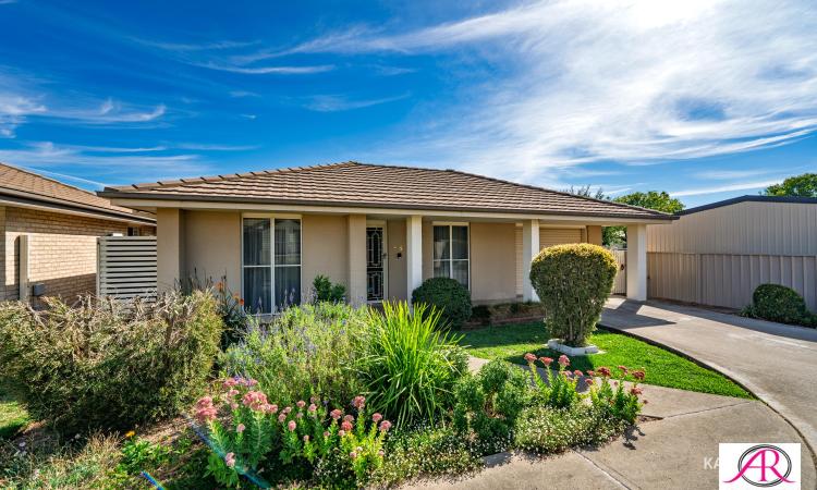 Rare find Townhouse – Central Location