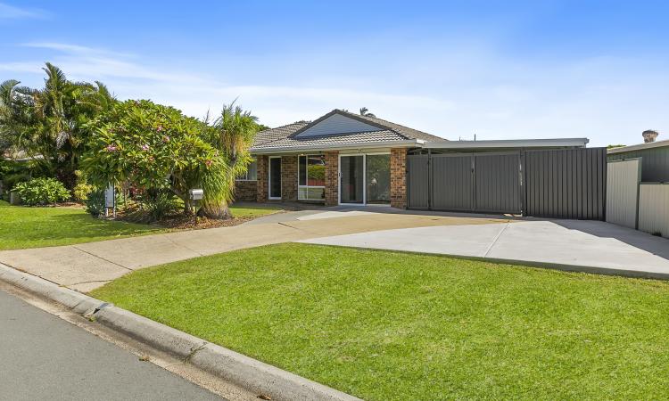 ATTENTION ALL BUYER GROUPS: FRESHLY UPGRADED SINGLE LEVEL HOME & LOCATION ON OFFER!