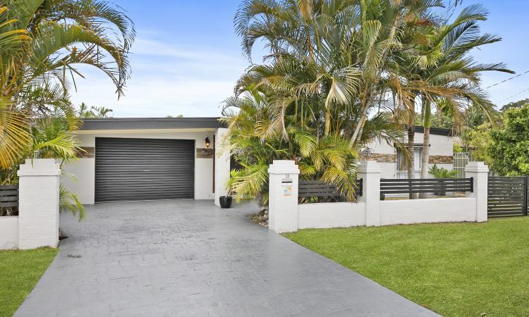 FAMILY HOME WITH POOL - CENTRALLY LOCATED IN BANKSIA BEACH