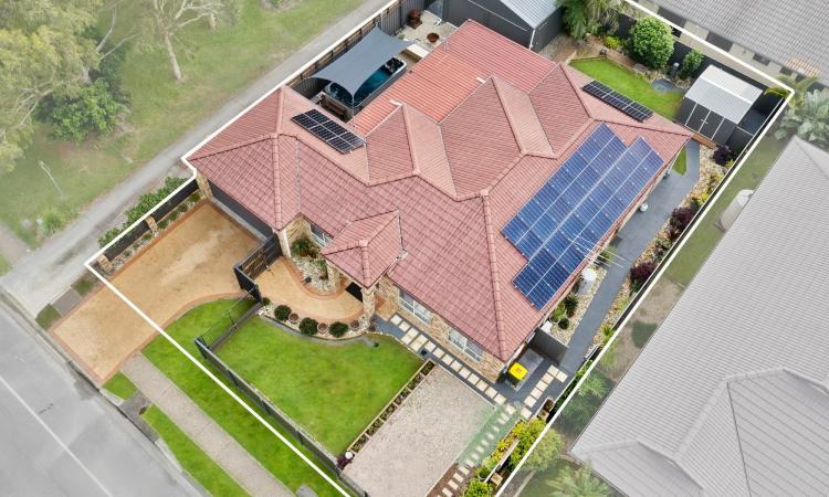 IMPRESSIVE FAMILY LUXURY IN PRIME SANDSTONE POINT POSITION!