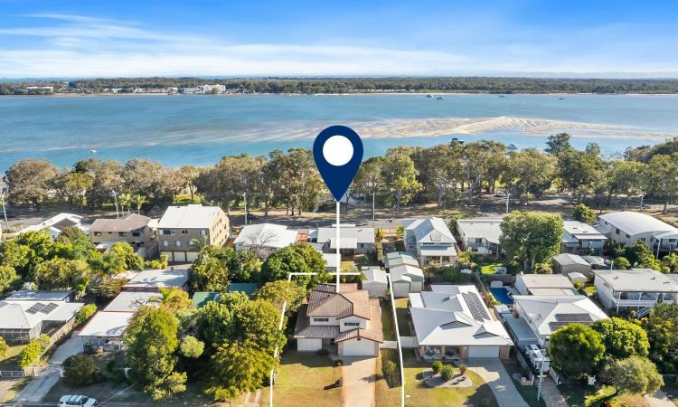 POSITION PERFECT, WALK TO WATERFRONT MAKE IT YOURS!