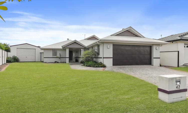 SOLID SINGLE LEVEL HOME WITH LARGE SHED IN QUIET WELL-KEPT NEIGHBOURHOOD