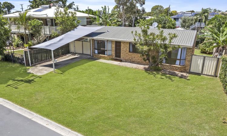 CLOSE TO THE WATERFRONT - IDEALLY POSITIONED SINGLE LEVEL HOME