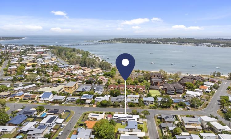 NEAT AS A PIN – PERFECT LOCATION CLOSE TO WATERFRONT