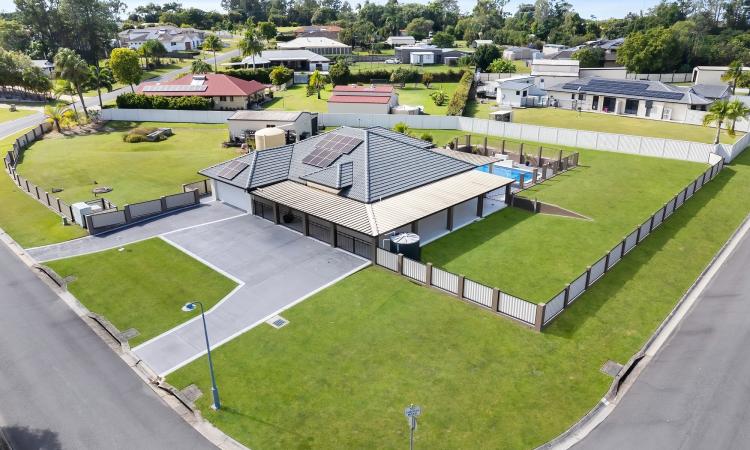 OUTSTANDING LIFESTYLE LOCATION – RELAX, ENJOY, RESET & PARK THE FLEET RIGHT HERE!