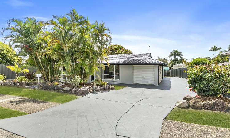 CENTRAL SANDSTONE POINT LOCATION - SINGLE LEVEL HOME FOR LIFESTYLE OR INVESTMENT