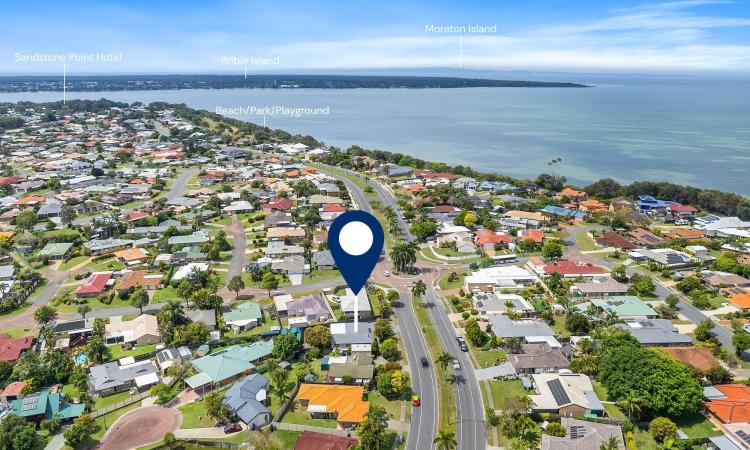CENTRAL SANDSTONE POINT LOCATION - SINGLE LEVEL HOME FOR LIFESTYLE OR INVESTMENT